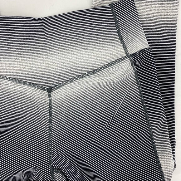 Nike Black & White Legendary Horizon Capri Leggings - Picture 4 of 8